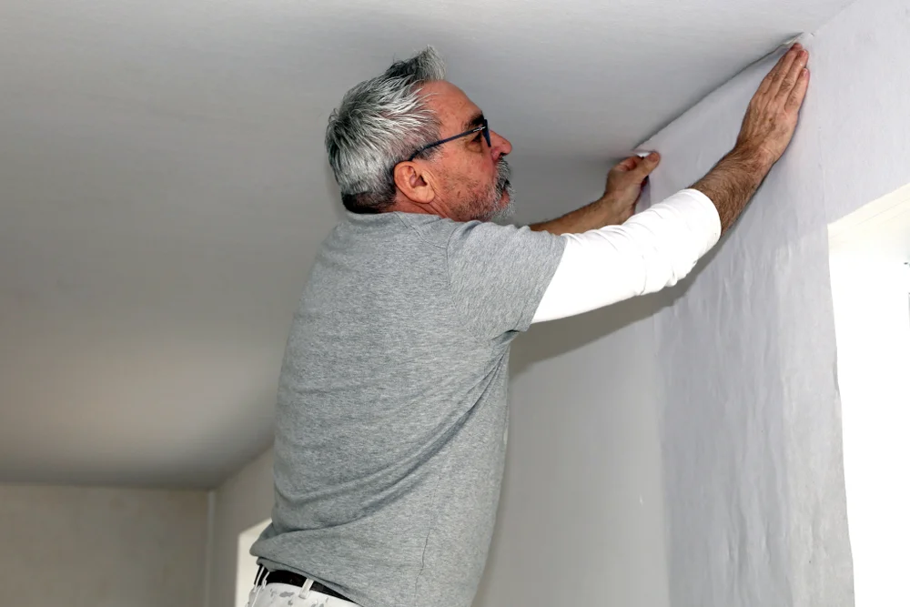 Glasvliesbehang vs stucen bij nieuwbouwwoningen in Amersfoort. Wat is beter? Deze uitleg zal je helpen om een keuze te maken.